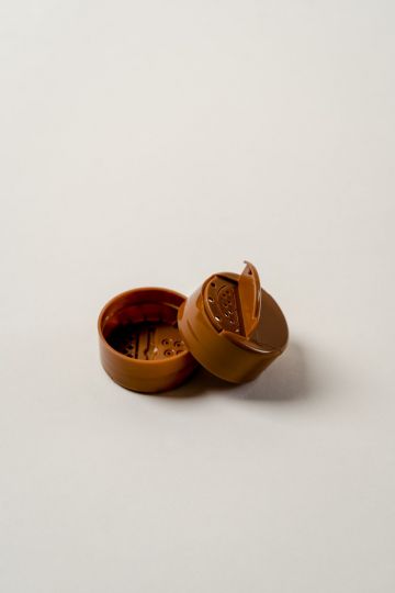 Double flap lids for spice mills